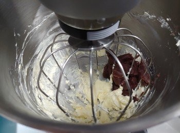 step4: 芝士置室溫放至軟身， 加糖打至順滑; 加入紅豆蓉打勻