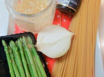 step7: 預備意粉材料~洋蔥切條、露筍切段。