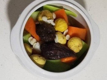 step3: 分別將合掌瓜、紅蘿蔔及栗米置於燉盅底層。加入已去殼嘅栗子、紫花果及南北杏，再注入水份至八分滿。