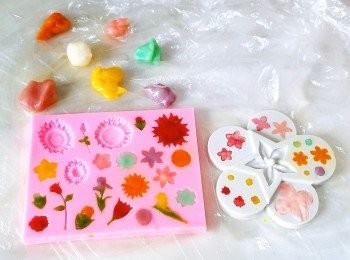 step4: 第二日..
將己加色粉之餘下<span class="group_1">冰皮</span>..隨意壓入翻糖模具內..脫模備用..