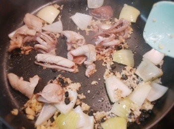 step7: 加入魷魚炒勻。