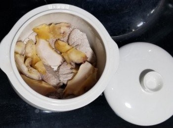 step2: 將已汆水嘅螺頭切成片狀，備用，慢慢將材料鋪係燉盅之內，先將已切好嘅瘦肉及螺頭放於底層。