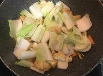 step6: 先放入白菜梗略炒；