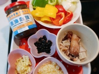 step4: 洋蔥和三色椒切件。