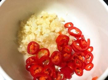 step1: 紅椒、蔥切粒，蒜頭切成蓉。備用。
