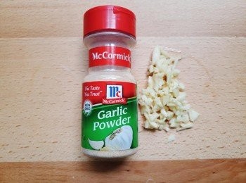 step3: 蒜粉準備好   蒜頭切碎