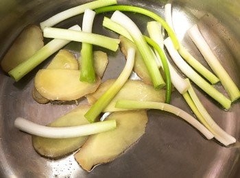 step2: 用油將薑片及蔥白炒出香味。