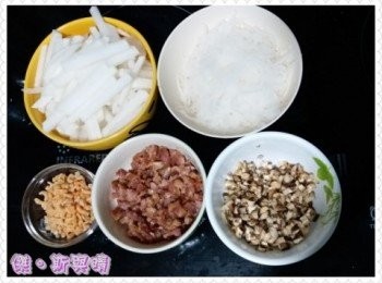 step3: 可按喜好加入叉燒，或普通豬肉，叉燒切成小粒，備用，預備粘米粉100g　及鷹粟粉45g，磅好後可先將粘米粉及鷹粟粉混合，備用