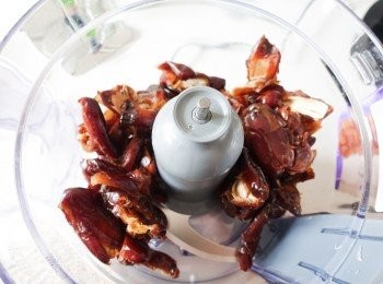 step1: 將椰棗去核，浸在熱水30分鐘，瀝乾水份，放入攪拌器內攪拌成蓉