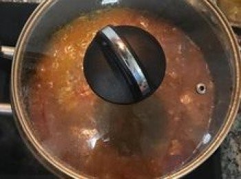 step8: 加入水淹過牛肉，大火煮滾後轉小火蓋鍋蓋燜煮1小時；接著關火降溫到冷卻；