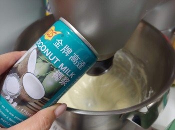 step12: 逐少加入椰漿打至無粒