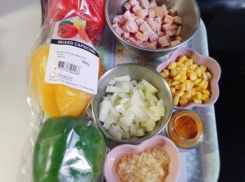 step2: 預備炒飯材料:洋蔥和香腸切粒。