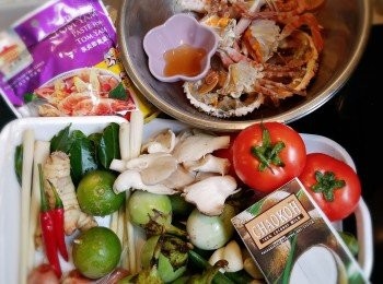 step1: 蟹劏好去除腮部胃部，洗淨後斬件，瀝乾水。
 香茅洗淨用刀略拍鬆，有助出味。
南薑去皮，蒜頭、乾蔥頭去衣，全部用刀略拍扁。
青檸葉洗淨用手逐塊搓裂。
蕃茄洗淨去椗一開四/六件。
紅辣椒洗淨切成辣椒圈（怕辣的，可去籽）。
泰國茄子洗淨切半。
秀珍菇和秋葵洗淨。
青檸切半。