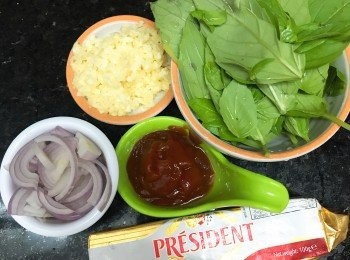 step2: 蒜瓣剁蓉、乾蔥切碎、九層塔洗淨後摘出葉片。