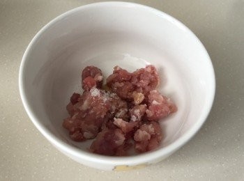 step1: 先將免治豬肉加少許鹽、少許豉油醃10分鐘左右