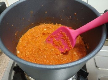 step10: 然後把茄膏、茄汁及糖加入蔬菜蓉中慢火煮勻