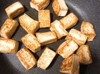 step3: 豆腐切塊，冷鑊落油，以慢火煎至金黃色。
