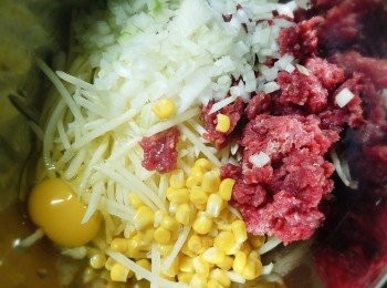 step5: 加入雞蛋、粟米粒、牛肉和洋蔥。
