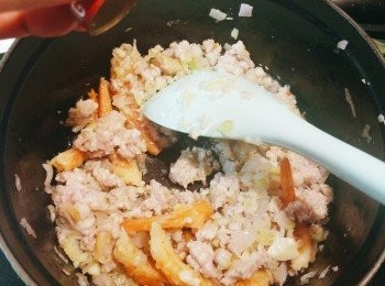 step7: 沿鍋邊加入紹興酒。