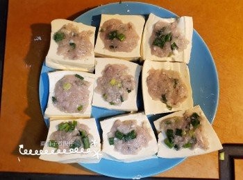 step3: 在中心位置用匙羹挖走少許豆腐，沾少許生粉，將魚肉釀在豆腐上