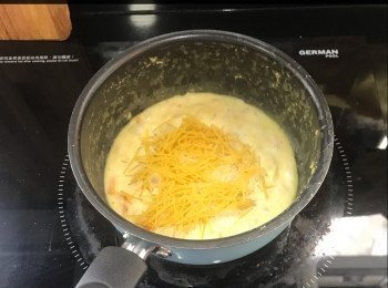 step3: 最後加入一小杯意粉及大概20ml 熟水慢火煮7分鐘左右即成