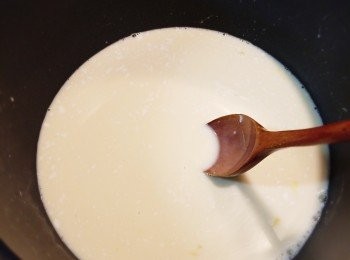 step5: 開小火把淡忌廉、椰奶，糖和發勻的蛋黃煮熱。