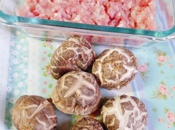 step1: 乾冬菇浸軟後搾乾水份去菇蒂切粒(浸冬菇的水留下200ml備用)。