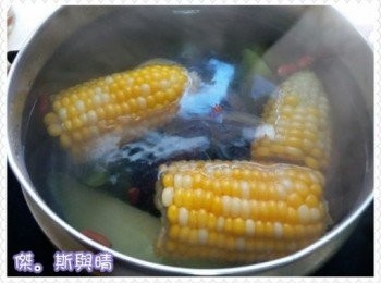step2: 以清水泡浸及清洗紅腰豆和紫花果, 備用  ，預備一煲已煲滾既開水, 將所有材料放入並以中火煮滾 ，水滾後轉慢火再煲一小時即成