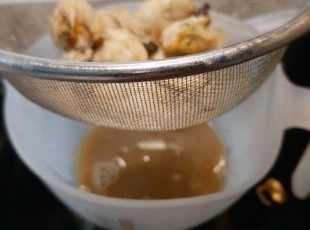 step5: 將蠔隔蒒取出醬汁。
煮飯需要的醬汁只需120-130ml，因茄子會出水，所以要比平時(1:1)的水量減少。