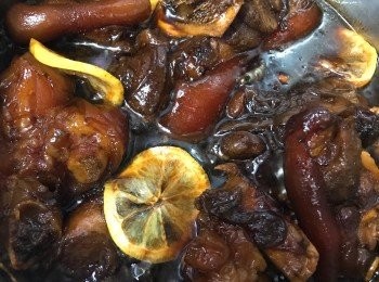 step5: 下檸檬片煮約5分鐘，然後大火煮至收汁。