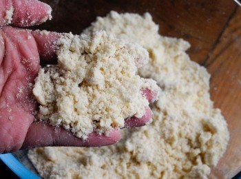 step2: 在大碗內，將麵粉、糖和鹽拌勻，然後將牛油切小塊，放入麵粉內，用手擠碎奶油，與麵粉拌勻，至成顆粉狀即可