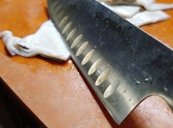 step2: 刀(45度角)輕輕在魷魚面斜𠝹，不要𠝹斷。