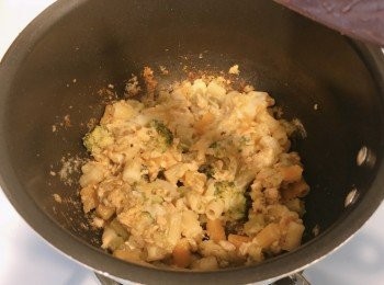 step4: 最後加入芝士，可分開數細塊放入，燴入已煮熟的通粉內，芝士溶化後即可