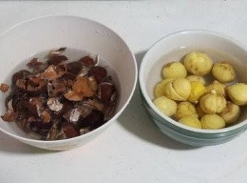 step2: 紫花果及南北杏用清水稍為清洗或略浸。栗子可以先用熱水浸一會，以方便去衣及外殼。去殼後可以水略浸，以免發黑。
