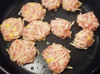 step10: 熱鑊下油，將肉球輕輕壓扁,煎至定型反轉另一面。