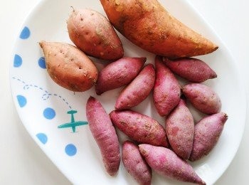 step1: 無糖三色蕃薯月餅材料

日本紫薯 240克

台灣粟子蕃薯 100克

雞蛋黃蕃薯 60克

淘寶月餅模：https://bit.ly/2MblFWq