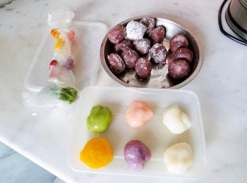 step2: <span class="group_1">冰皮</span>做法:
將所有材料攪勻..過篩兩次..倒入器皿..大火蒸十五分鐘..(以上時間只供參考..因每個人用器皿大細..厚薄不一..火路亦不一..想知熟未..用牙籤拮下..牙籤無黐粉就可)..蒸熟後..取出搓勻..放涼..分開八份..每舊 25 g ..每舊加入不同天然色粉搓勻..餘下可加入不同天然色粉搓勻..放入雪櫃雪一晚..