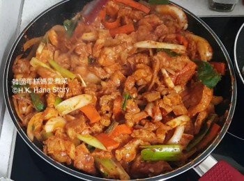 step4: 熱鑊下油，倒入醃好的肉炒熟。