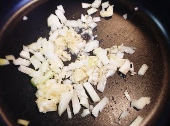 step3: 平底鍋下少許油先爆香蒜蓉和洋蔥。