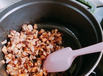 step3: 燒熱油先將冬菇炒約一分鐘。