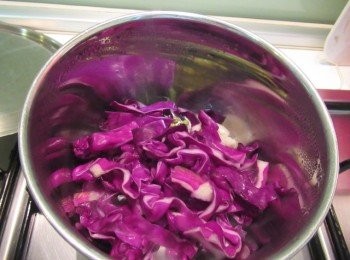 step2: 取小鍋子,放入藤椒,辣椒,蒜碎,酒及味霖煮滾出香氣,續放入步驟1拌勻.