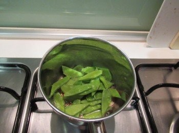 step3: 在滾收乾到5分時放入步驟1邊拌邊加熱煮至手感即可.