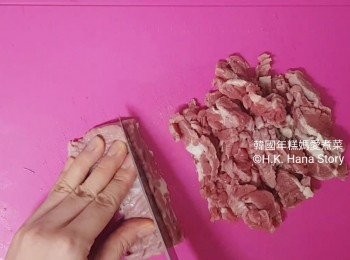 step3: 牛肉浸過血水後印乾，然後切片。