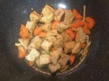 step5: 放入油豆腐略炒；