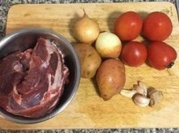 step1: 牛腱或牛肋條洗淨擦乾；蕃茄和馬玲薯洗淨；