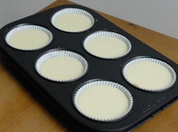 step4: 將蛋糕糊倒入烤模內，放入已預熱160度C焗爐，焗約20 -23分鐘