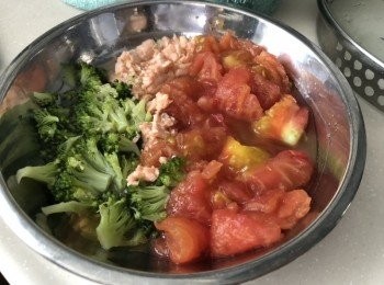 step2: 蒸熟所有<span class="group_1">食材</span>
蒸熟後，蕃茄去皮切碎。西蘭花、三文魚切碎