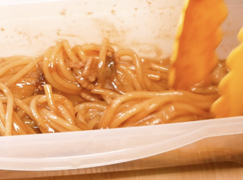 step2: 微波開500w，依照義大利麵包裝上煮的時間再＋5分鐘加熱。
※蓋上蓋子微波記得要留孔透氣喔！
以後，取出拌勻。