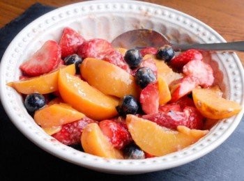 step4: 將水果切小塊或切片，加檸檬汁、糖和粟粉（生粉）拌勻備用