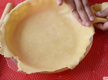 step5: 將麵糰分成兩份，擀成薄片(約3-4毫米厚）放入8吋批盤內，倒入蘋果<span class="group_2">餡料</span>，鋪好，再蓋上另一塊批皮，封口